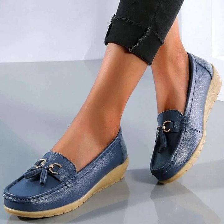 Casual svarta loafers för kvinnor, eleganta slip-on skor som kombinerar komfort och stil.