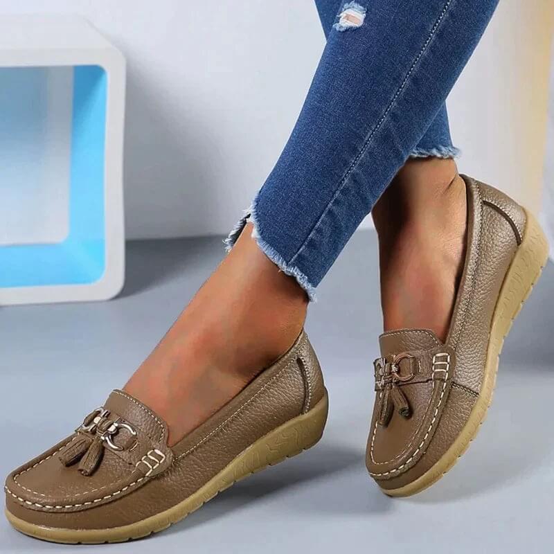 Moderiktiga damskor: Klassiska loafers med diskret dekoration, perfekta för vardagsbruk och fritid.