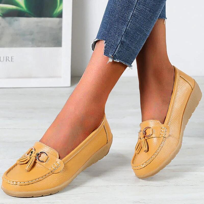 Slip-on loafers i neutral färg för dam, perfekta som eleganta och bekväma vardagsskor.