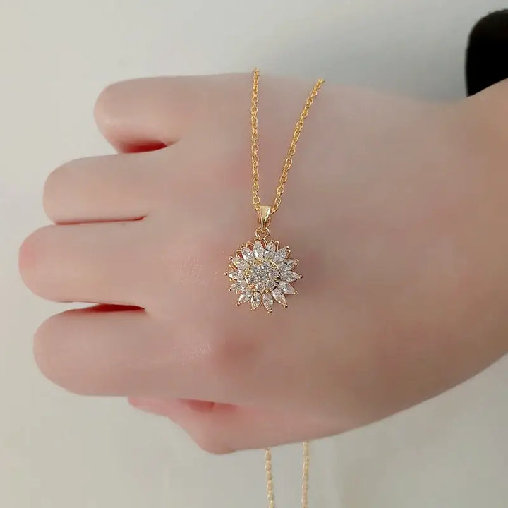 Detaljerad bild av snurrande solros halsband i guld, funktionellt ångestdämpande smycke för kvinnor.