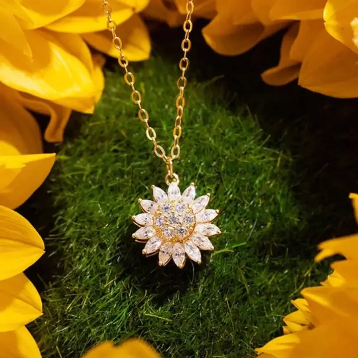Närbild av detaljerat snurrande solros halsband i guld. Unikt ångestdämpande smycke för kvinnor.