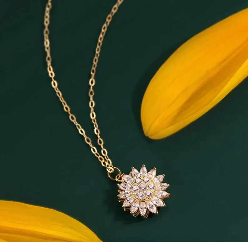Kvinna bär elegant snurrande solros halsband i silver. Smycke för lugn och positiv energi.