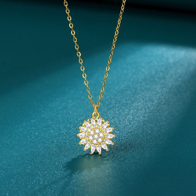 Glänsande snurrande solros halsband i silver. Elegant och ångestdämpande smycke för kvinnor.
