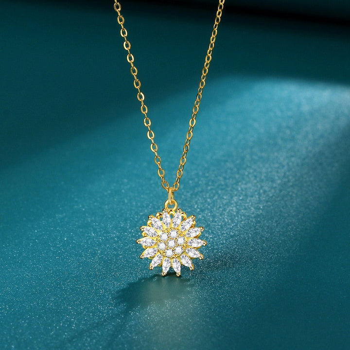 Glänsande snurrande solros halsband i silver. Elegant och ångestdämpande smycke för kvinnor.