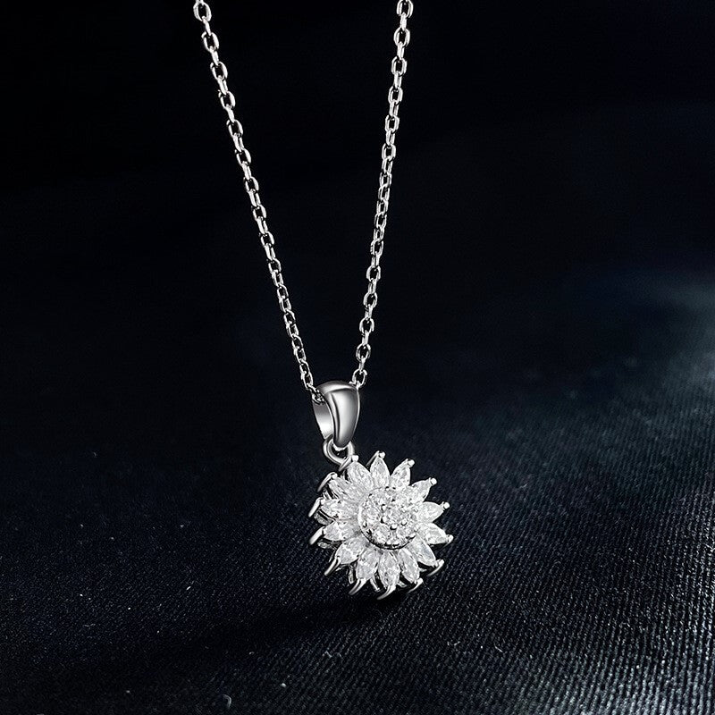 Stilrent solros halsband med spinnerfunktion i silver. En symbol för positiv energi och meditation.