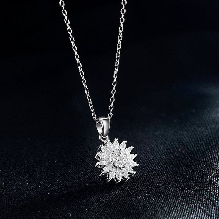 Stilrent solros halsband med spinnerfunktion i silver. En symbol för positiv energi och meditation.