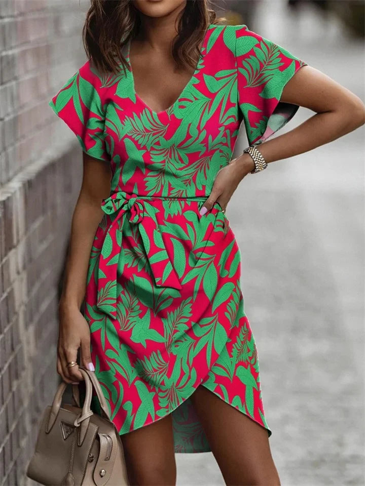 Elegant sommarklänning för dam, perfekt för midsommarfirande och sommarbröllop.