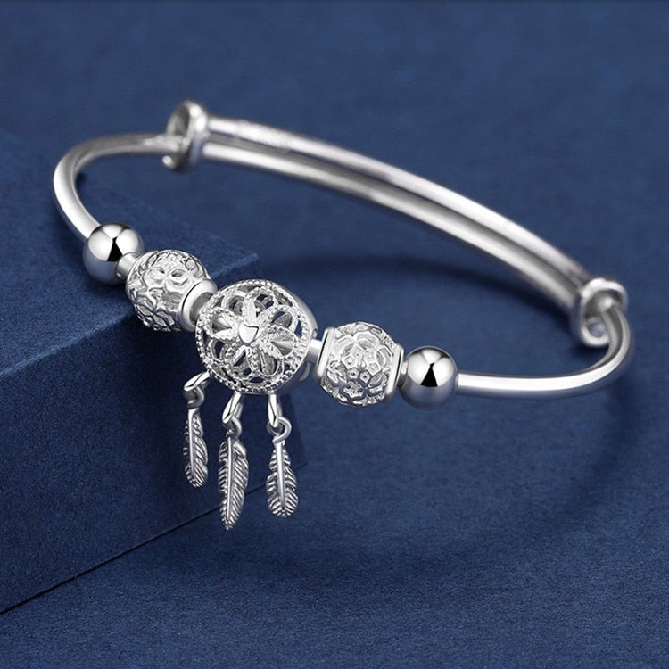 Närbild av ett damarmband i sterling silver med en vacker drömfångare-design.