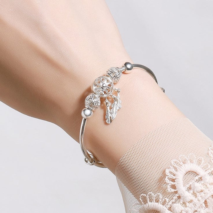 Feminint drömfångare armband för dam, tillverkat av glänsande sterling silver.