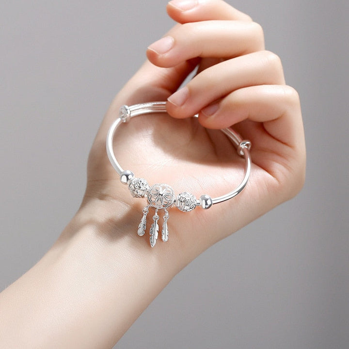 Smycken för kvinnor: Ett stilrent drömfångare armband i äkta sterling silver.