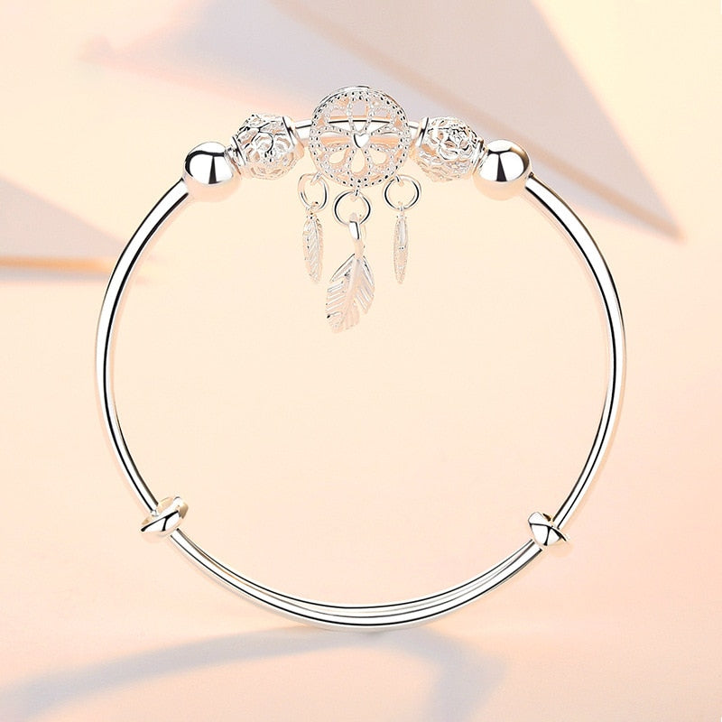 Moderiktigt drömfångare armband i silver, ett mångsidigt tillbehör för kvinnor.