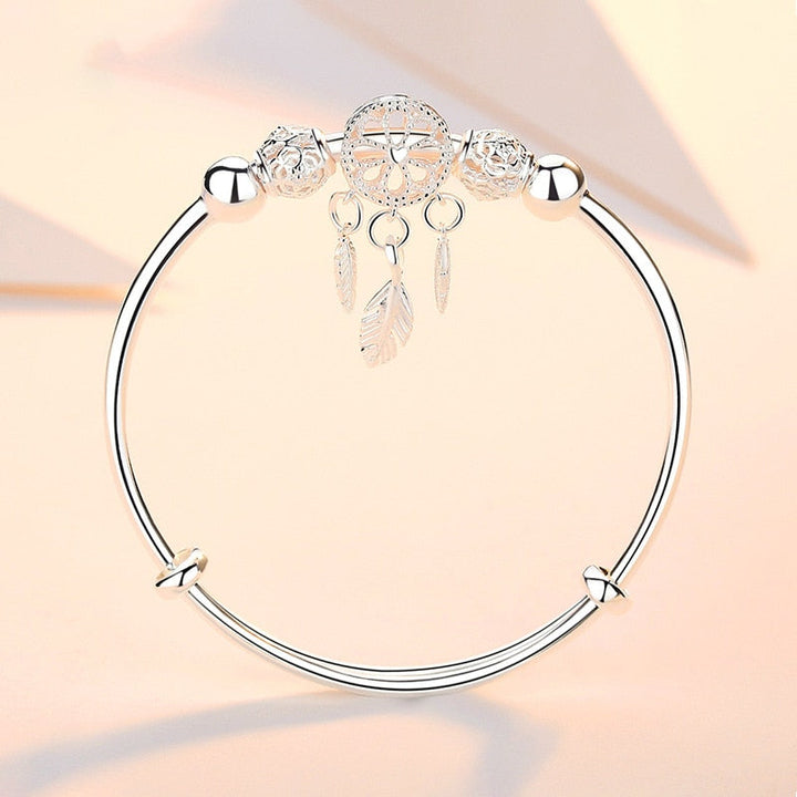 Moderiktigt drömfångare armband i silver, ett mångsidigt tillbehör för kvinnor.