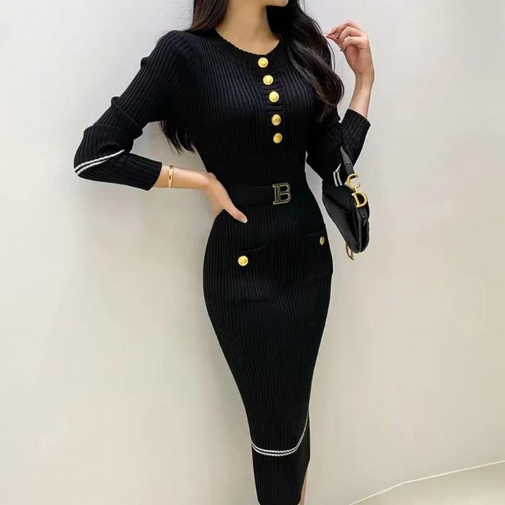 Snygg stickad klänning i bodycon-modell, halvknäppning, idealisk för en elegant vinterstil.