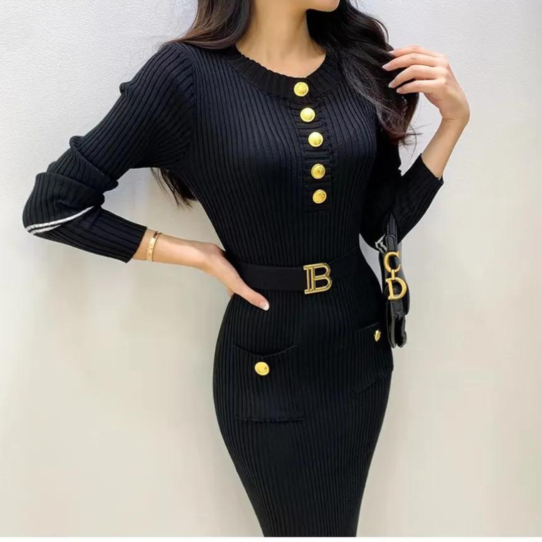 Höst/vinter stickad klänning, bodycon, o-ringad, med bälte, framhäver silhuetten elegant.