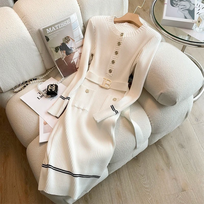Smickrande stickad klänning i bodycon-stil med elegant bälte, idealisk för fest & vardag.