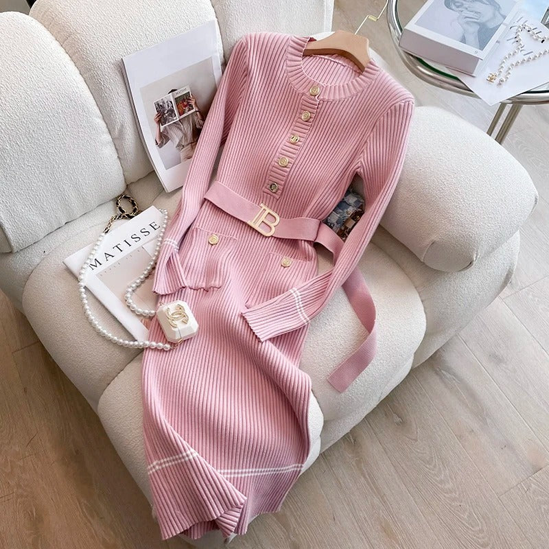 Stilren vinterklänning stickad, bodycon-modell, halvknäppning, ger en elegant silhuett.