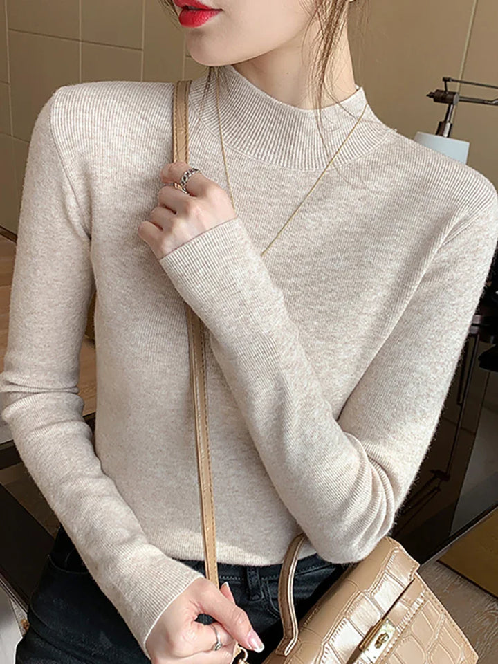 Bekväm ribbstickad turtleneck tröja för dam, med långa ärmar. Idealiskt vardagsplagg.