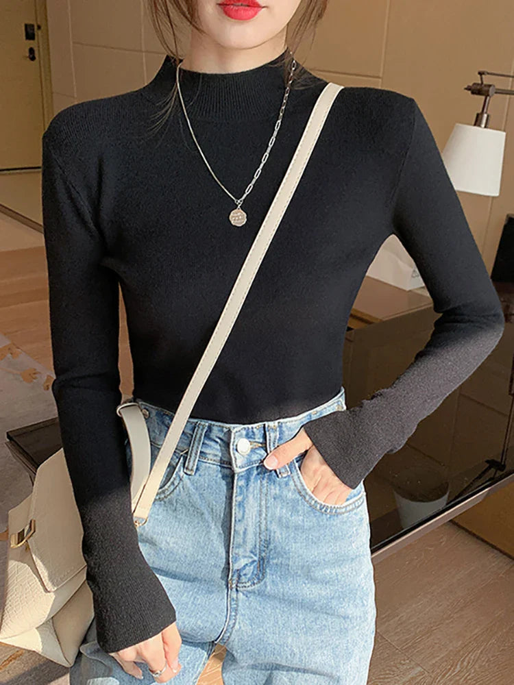 Detaljbild av den fina stickningen på en lyxig turtleneck tröja för dam.