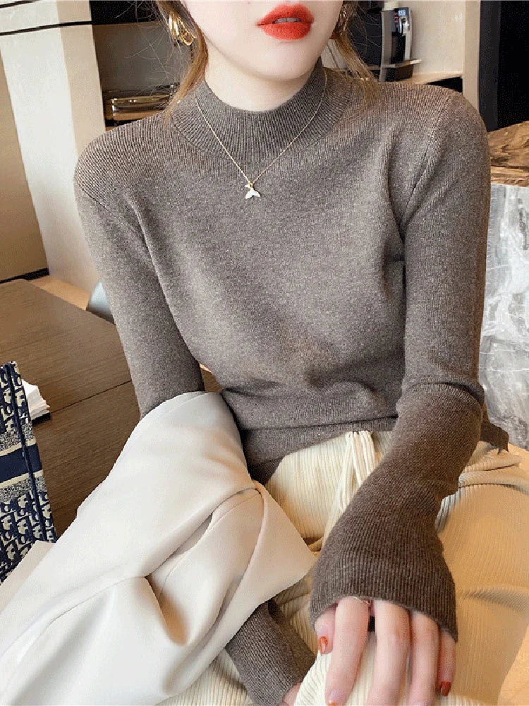 Dammodell i en snygg, stickad långärmad turtleneck tröja, perfekt för kontoret.