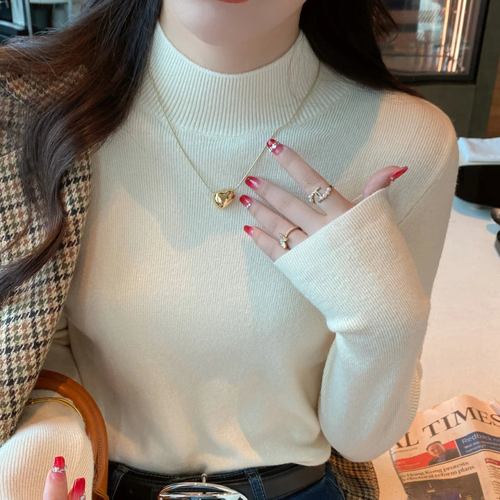 Varm & stilren damtröja med turtleneck och lång ärm. Optimal för kalla dagar.