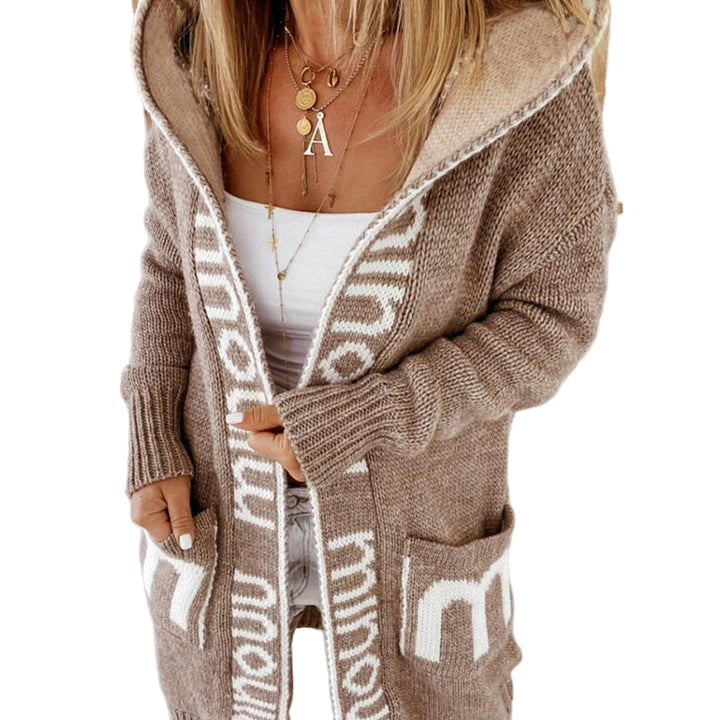 Elegant stickad damcardigan, perfekt för höst- och vintermode. Mjuk långärmad kofta.