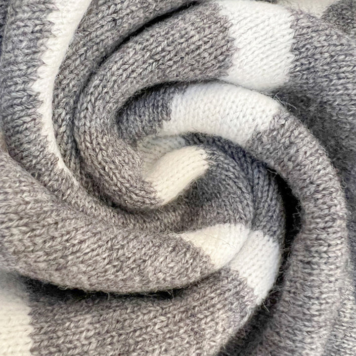 Mjuk stickad kvinnors cardigan, elegant för kontorsmode. Långärmad damkofta i klassisk stil.