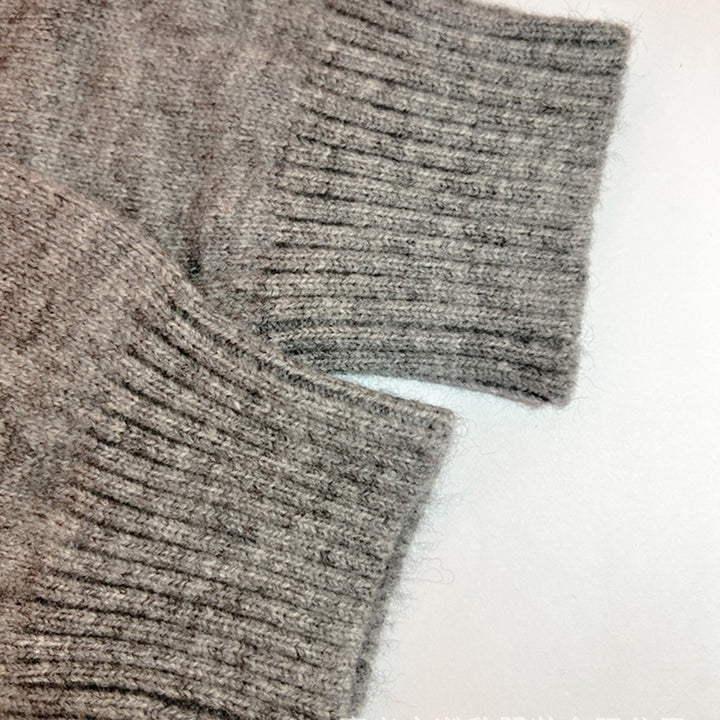 Stilren damcardigan, stickad för elegant höstmode. Långärmad kofta som passar vardagsstil.