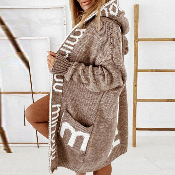 Elegant långärmad stickad cardigan för kvinnor i tidlös stil. Perfekt för höst- och vinteroutfit.