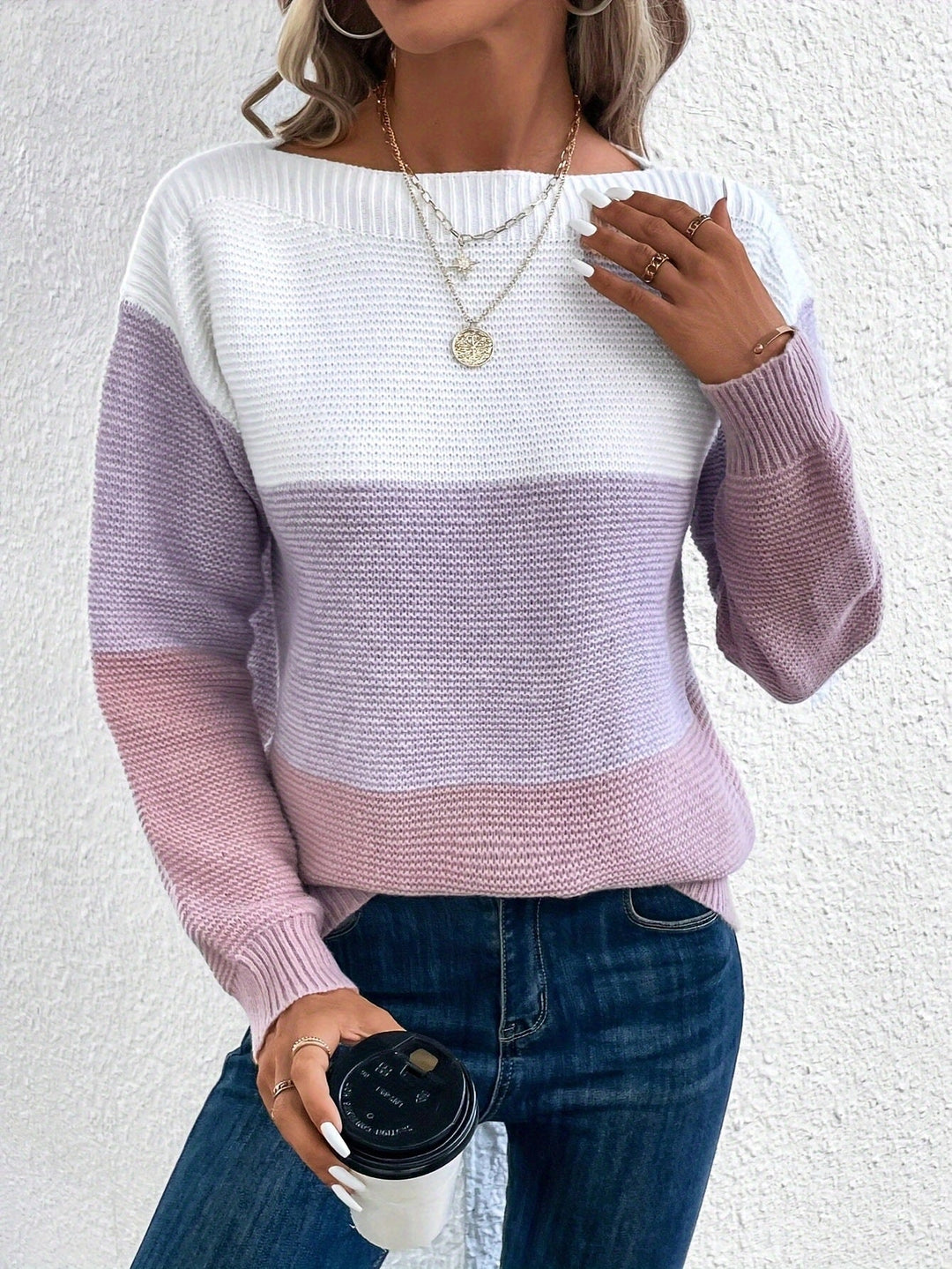Mångsidig stickad damtröja, perfekt för höstmode. Bekväm och elegant för en stilren vardagslook.