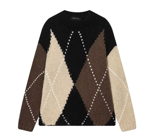 Elegant stickad damtröja med geometriska mönster och glittriga detaljer. Komfortabel för höst- och vintermode.
