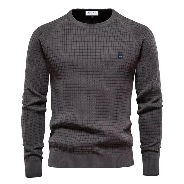 Herrtröja stickad i en avslappnad passform. Mjuk och mångsidig för alla tillfällen. Modern herrmode.