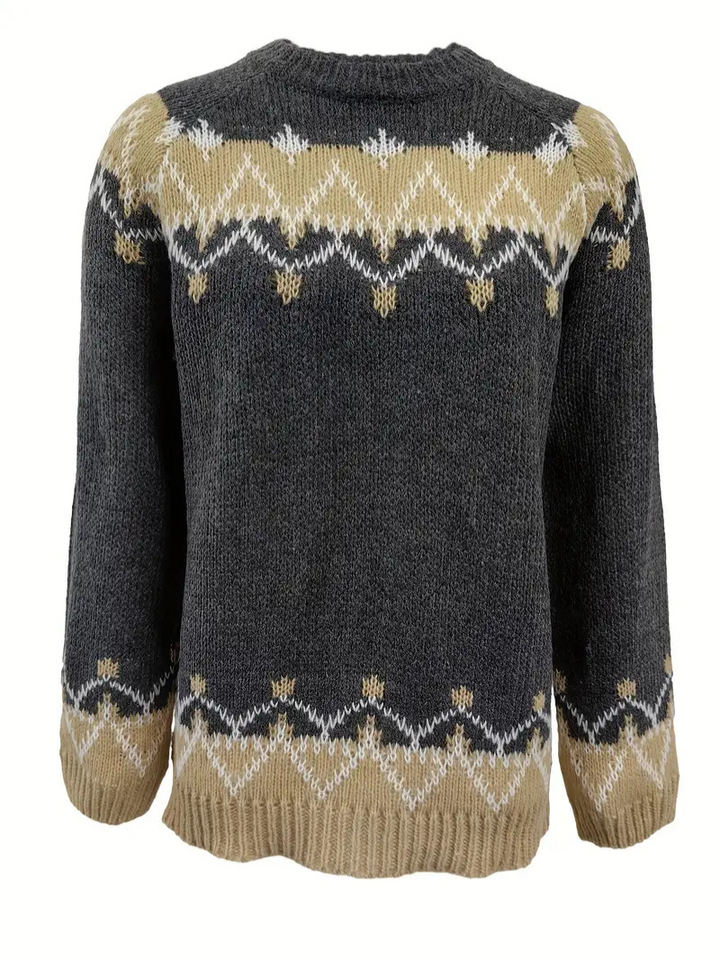 Dam i en avslappnad jacquard pullover, perfekt vardagsstil. Elegant och varm höst- och vintertröja.
