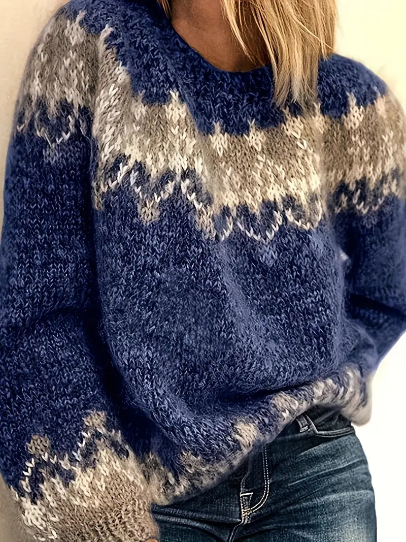 Långärmad, avslappnad dam pullover i stickad jacquard. En modern vintertröja för damkläder.