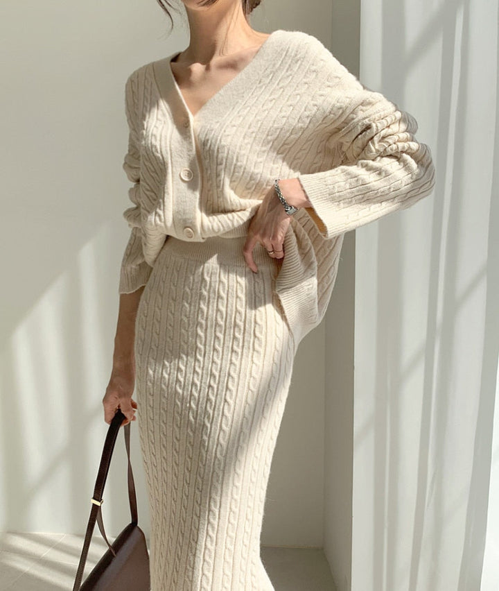Bekvämt & stilrent stickat damset i beige, med elegant topp & kjol för fritid eller fest.