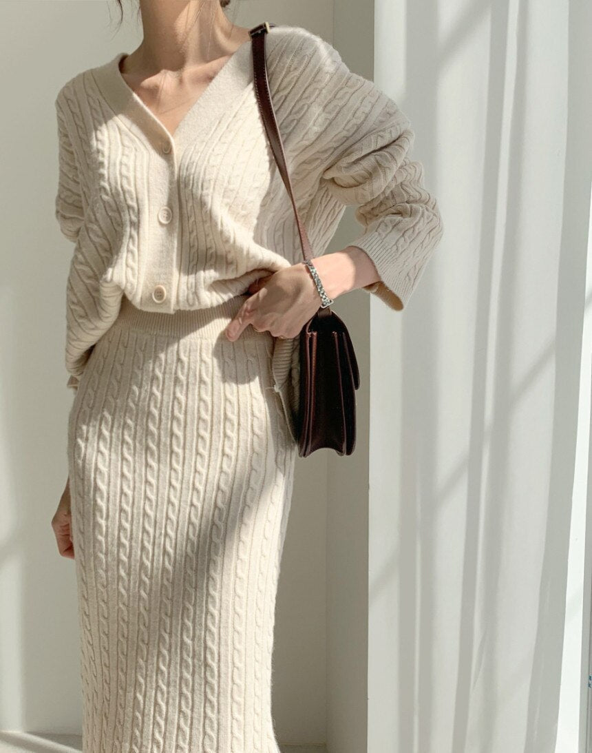 Stilrent stickat set för kvinna, matchande topp & kjol. Elegant vinterkläder i dammode.