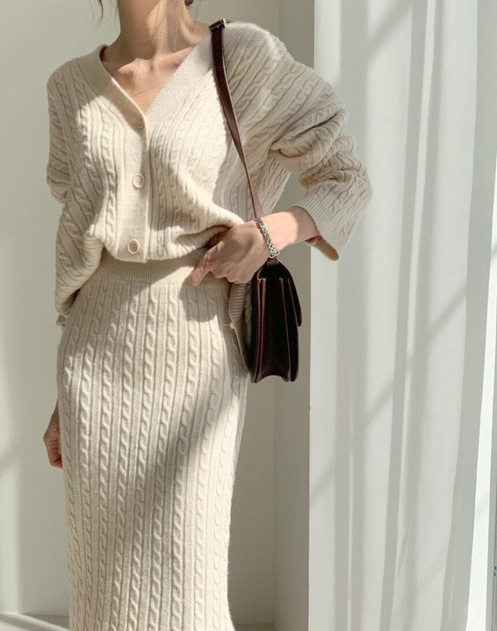 Stilrent stickat set för kvinna, matchande topp & kjol. Elegant vinterkläder i dammode.