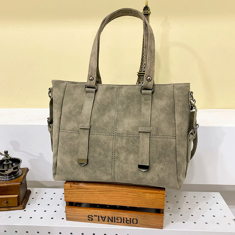 Retroinspirerad damaxelremsväska, stor och elegant för vardagsbruk och som accessoar.