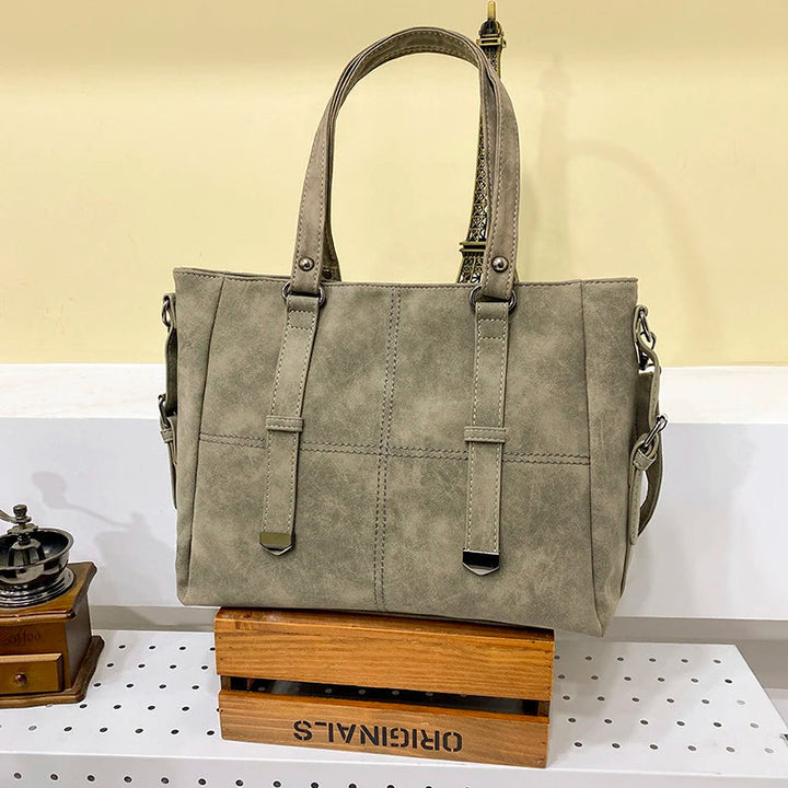 Retroinspirerad damaxelremsväska, stor och elegant för vardagsbruk och som accessoar.