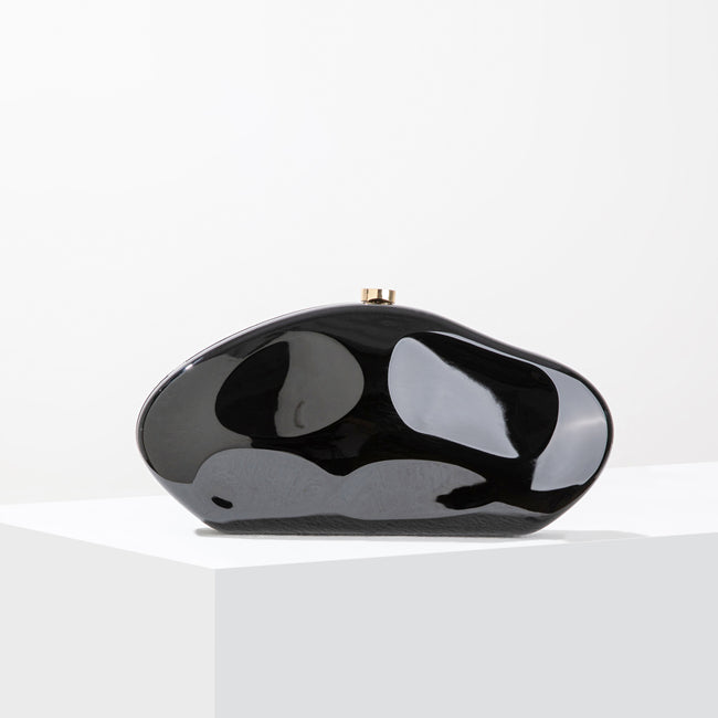 Stilren handväska i clutch-modell för kvinnor. En elegant accessoar för formella event och fest.
