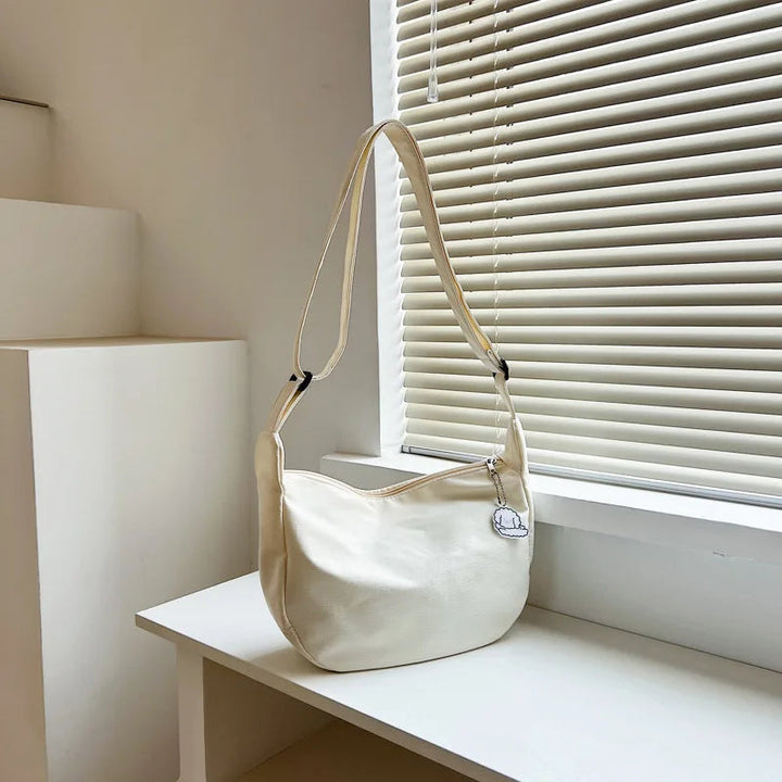 Beige damväska i crossbody-stil, stilren och rymlig. En trendig handväska för alla tillfällen.
