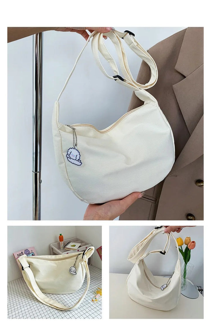 Rymlig svart damväska med elegant design. Mångsidig axelväska som passar som handväska eller crossbody.