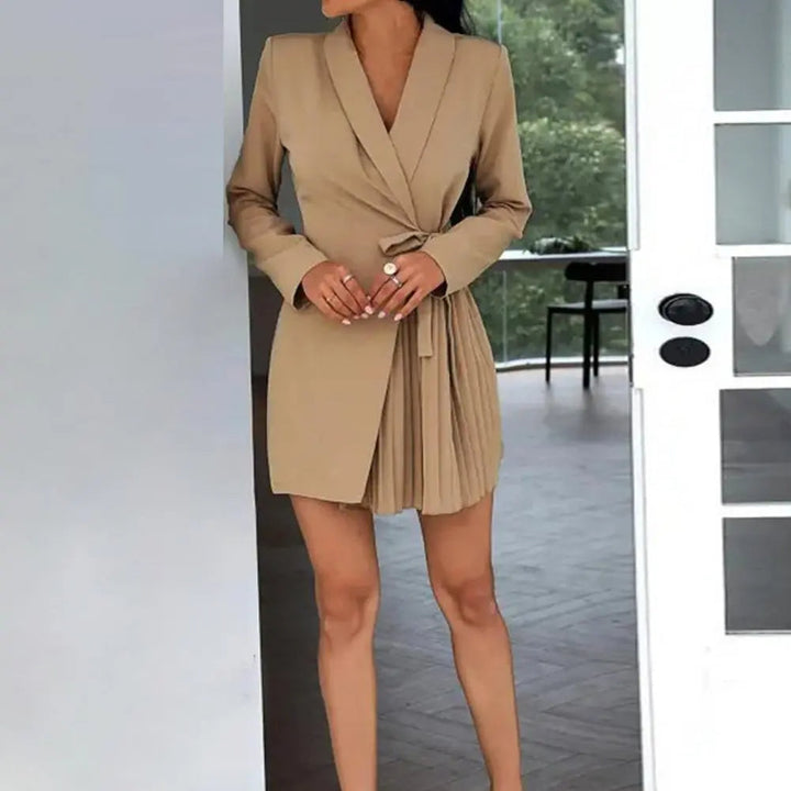 Elegant kvinnors blazerklänning med stilren design, perfekt för en professionell men festlig look.