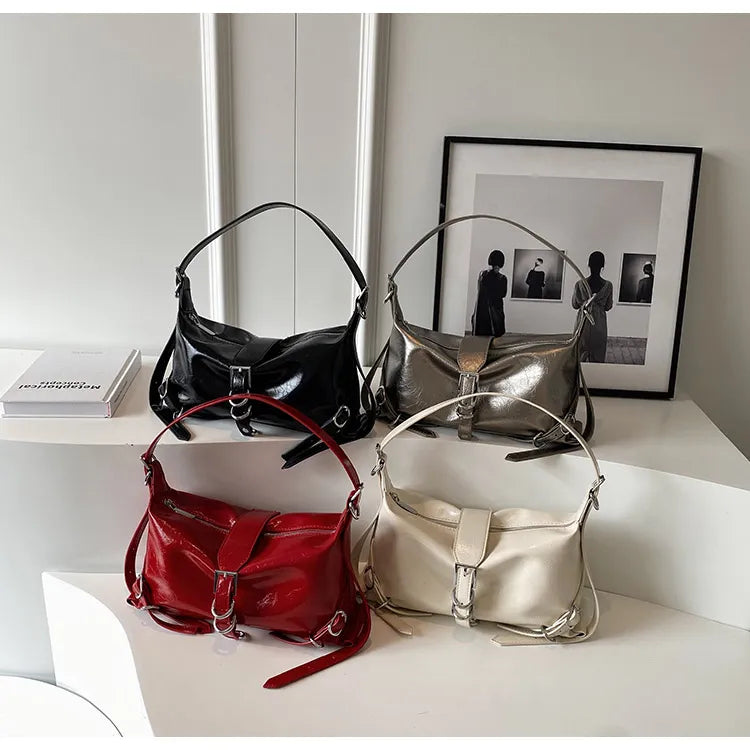 Elegant svart dam axelväska i stilren design. Perfekt modeaccessoar för alla tillfällen.