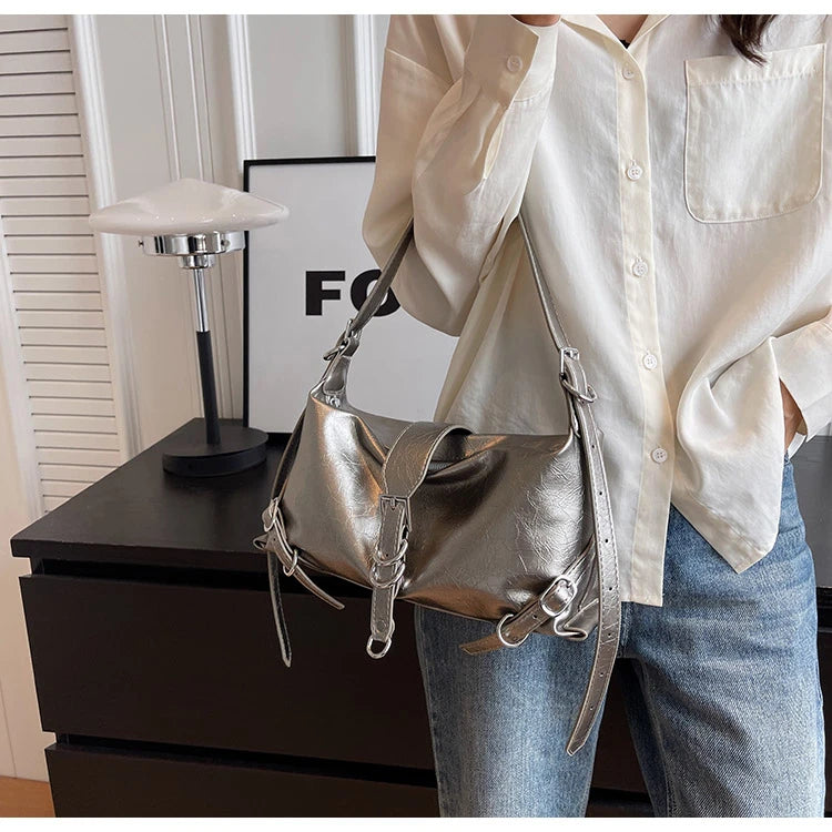 Närbild på elegant dam axelväska med snygg stängning. En modern och praktisk accessoar.