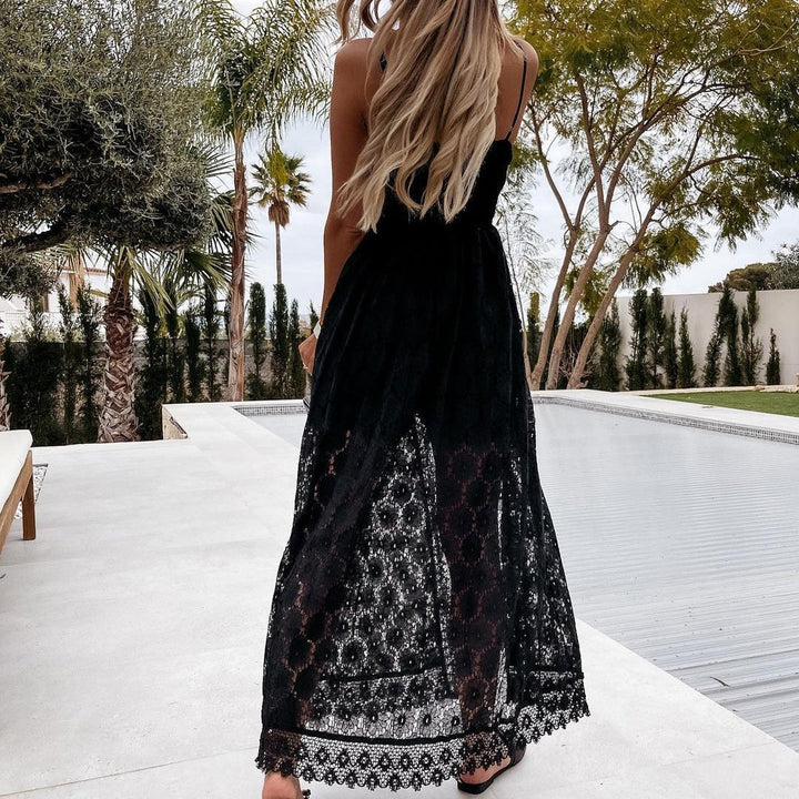 Elegant vit dam jumpsuit. En bekväm och stilren festbyxdress, idealisk för semester och soliga sommarkvällar.