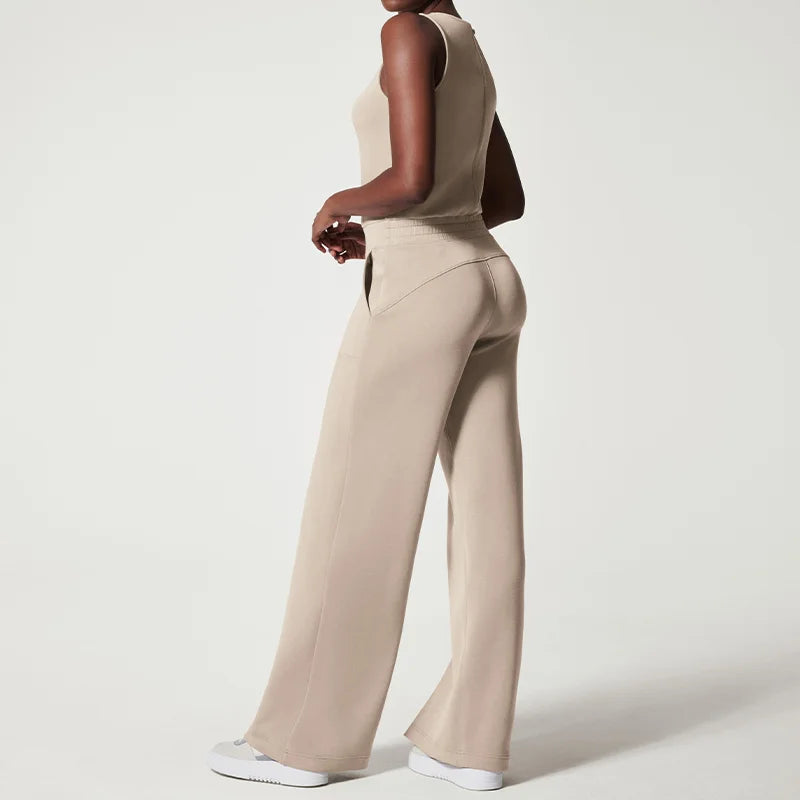 Elegant svart dam jumpsuit med långa ärmar och smickrande midjebälte, perfekt för fest.
