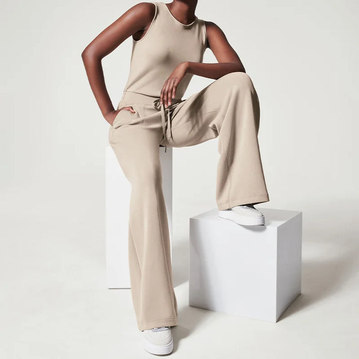 Bekväm långärmad byxdress i grått för dam. Med midjebälte för en chic vardagsstil.