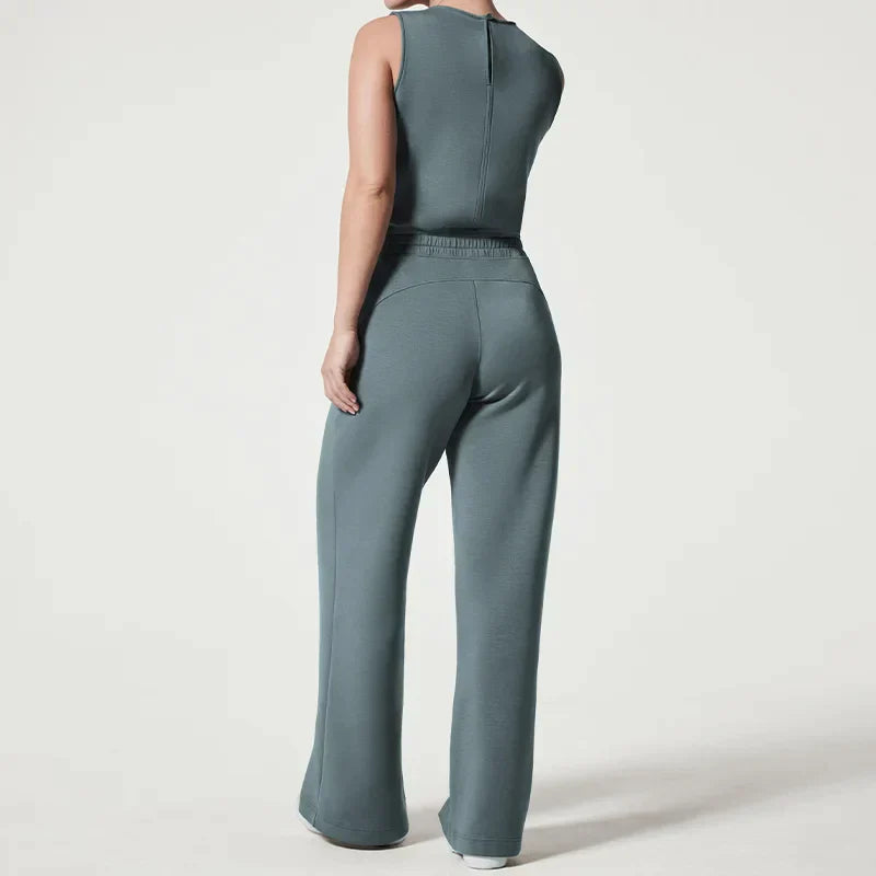 Dam jumpsuit med långa ärmar och midjebälte. Elegant design för både vardag och fest.