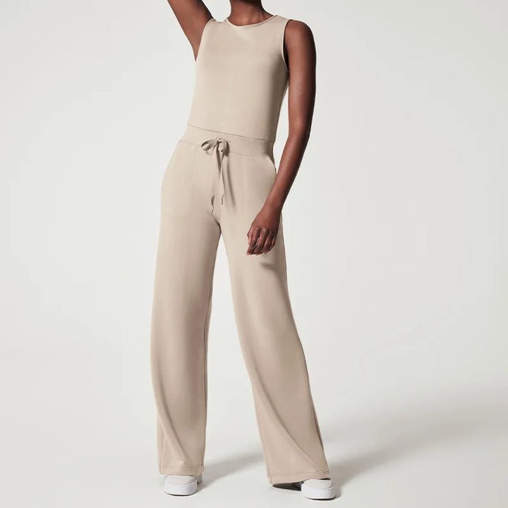 Beige dam byxdress, långärmad med midjebälte. Perfekt för en bekväm och stilfull look.