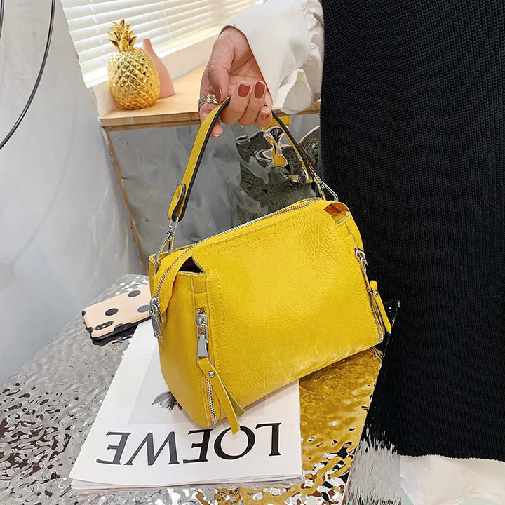 Lyxig svart damhandväska, elegant accessoar för shopping och vardag.